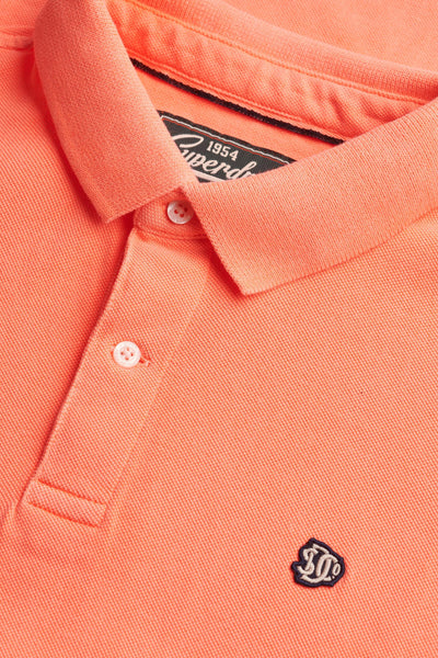 Koraalkleurig poloshirt van SUPERDRY in pique met klassieke kraag, knoopsluiting en geborduurd logo.