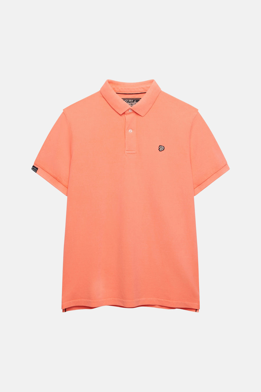 Koraalrode polo van SUPERDRY van piquékatoen met kraag, een sluiting met twee knopen en een klein geborduurd logo op de borst.