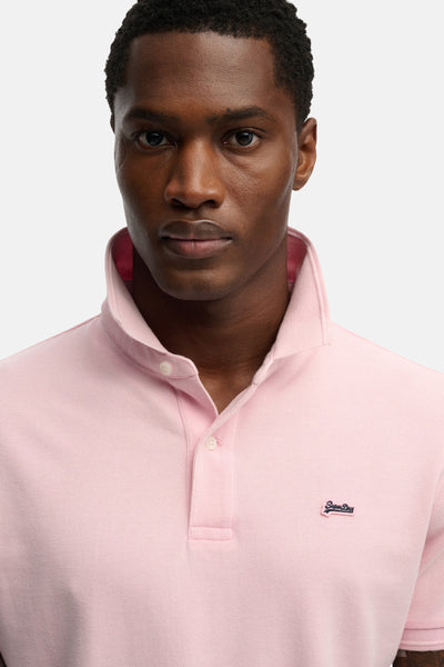 Polo à manches courtes rose de SUPERDRY, avec col classique et logo discret sur la poitrine.

