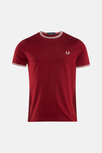 T-shirt rouge à manches courtes de FRED PERRY avec rayures blanches au col et aux manches, logo brodé.