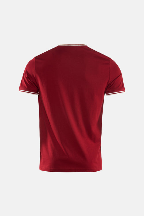 T-shirt rouge à manches courtes de FRED PERRY, avec col et extrémités de manches rayés blancs, vue de dos.
