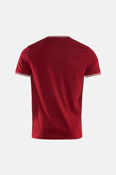 T-shirt rouge à manches courtes de FRED PERRY, avec col et extrémités de manches rayés blancs, vue de dos.
