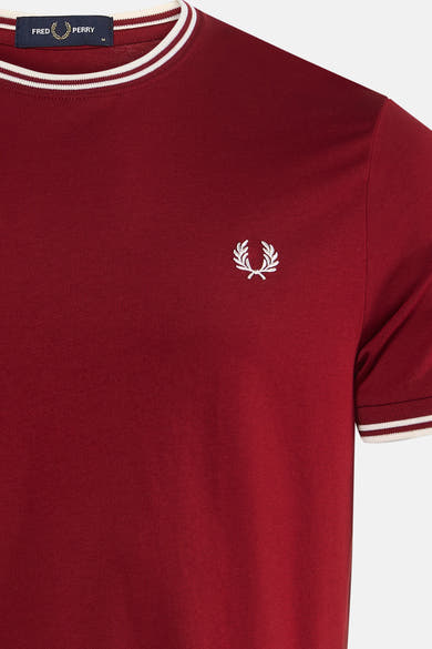 T-shirt rouge à manches courtes de Fred Perry, orné du logo brodé sur la poitrine.