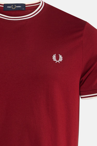 Rood T-shirt met korte mouwen van Fred Perry, versierd met een geborduurd logo op de borst.