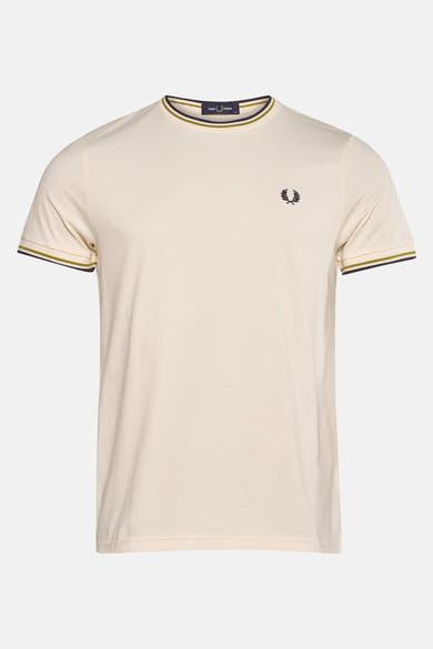 Ecru T-shirt met korte mouwen van Fred Perry, met gestreepte randen aan de kraag en mouwen.