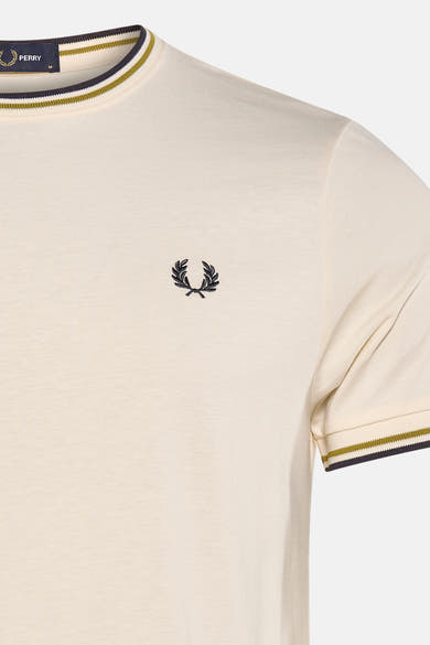 T-shirt à manches courtes écru de Fred Perry, avec bordures rayées au col et aux manches.