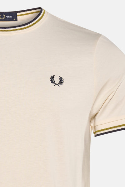 T-shirt à manches courtes écru de Fred Perry, avec bordures rayées au col et aux manches.