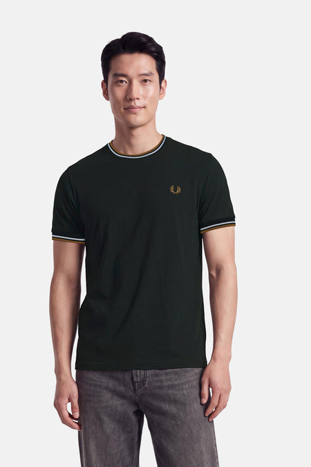T-shirt à manches courtes kaki FRED PERRY porté par un mannequin, avec col et poignets rayés.