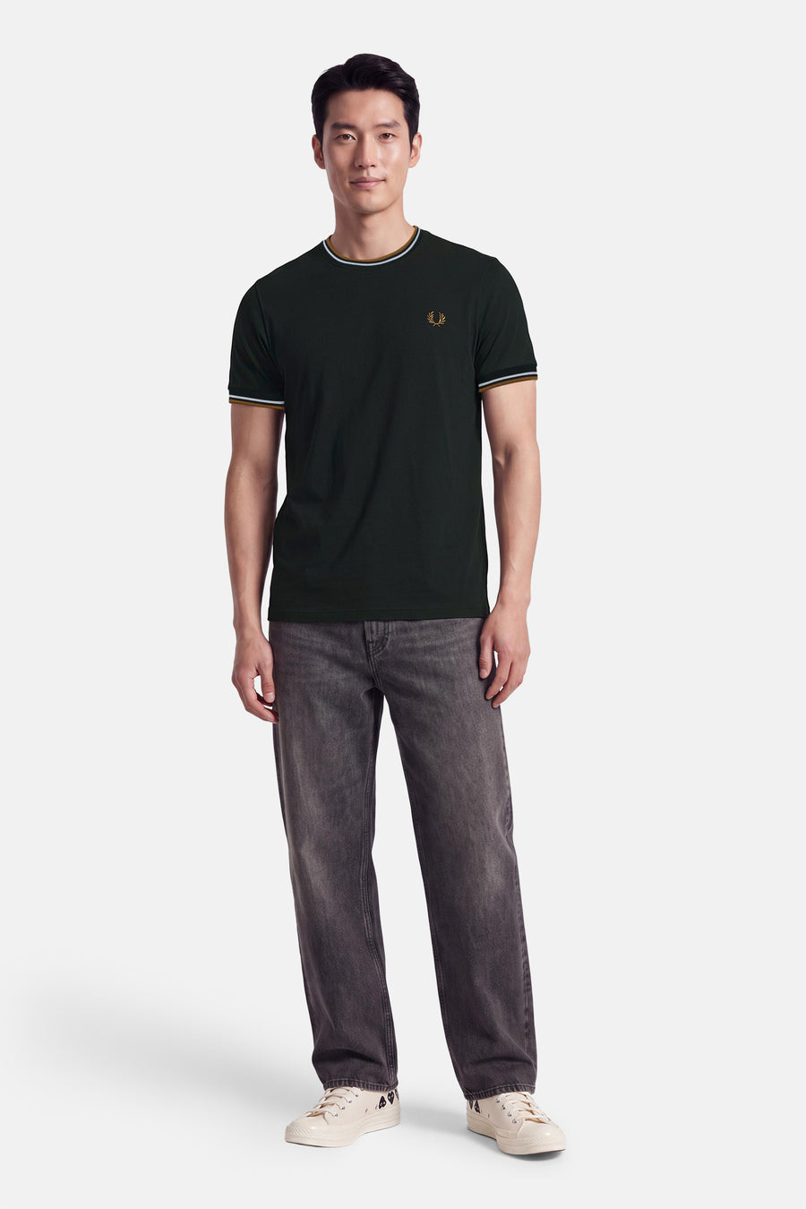 T-shirt à manches courtes kaki FRED PERRY porté par un homme, avec col et bordures de manches rayés.