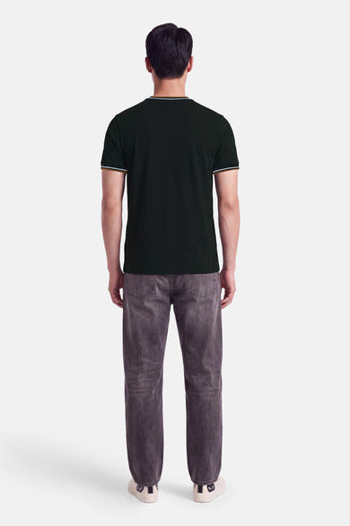Vue de dos d’un homme portant un T-shirt à manches courtes kaki FRED PERRY, avec liserés contrastants au col et aux manches.