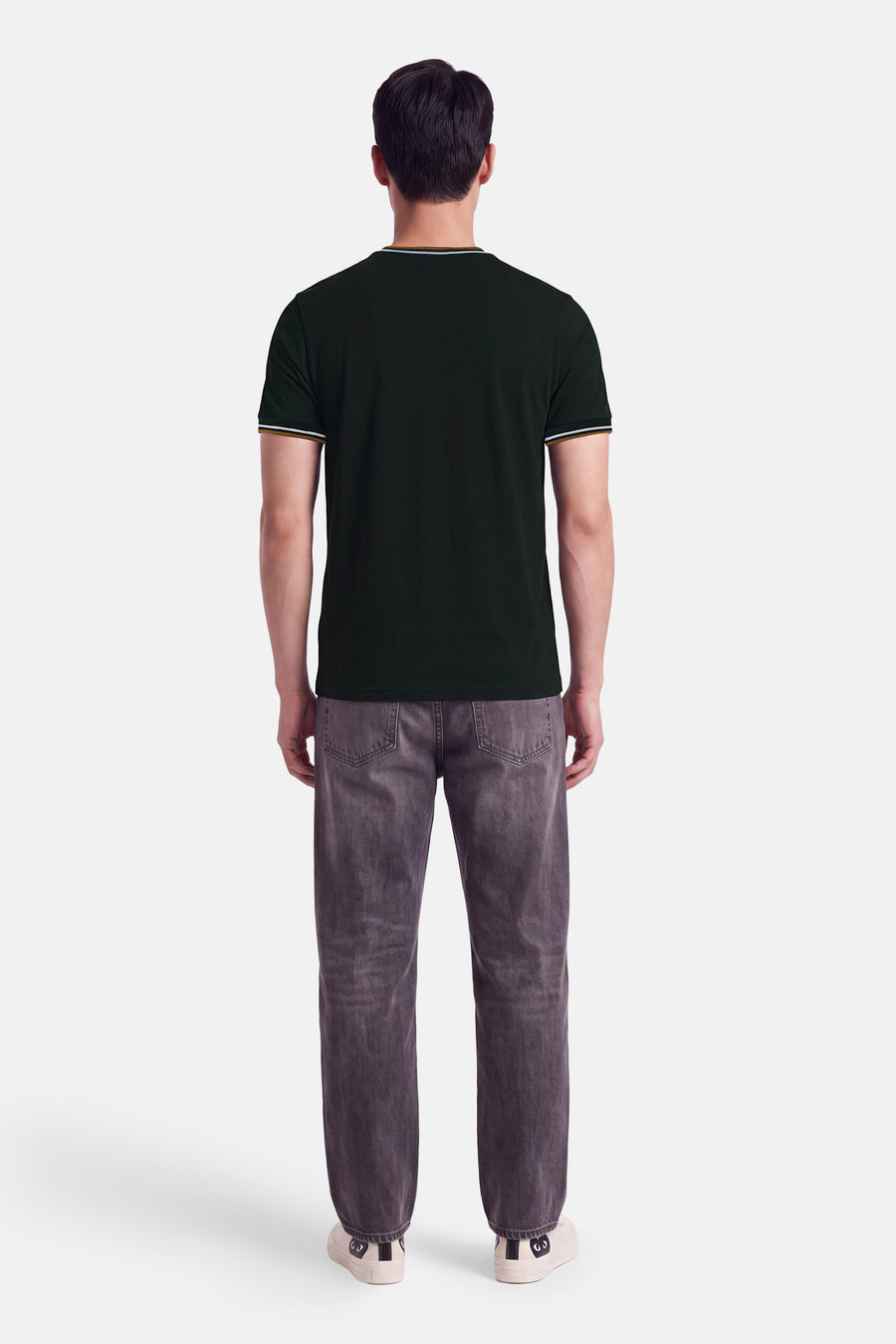 Vue de dos d’un homme portant un T-shirt à manches courtes kaki FRED PERRY, avec liserés contrastants au col et aux manches.