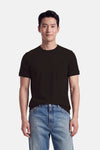 T-shirt à manches courtes brun FRED PERRY porté par un mannequin, avec logo brodé sur la poitrine