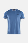 T-shirt bleu à manches courtes de FRED PERRY, avec col et bordures de manches rayés, logo brodé sur la poitrine.