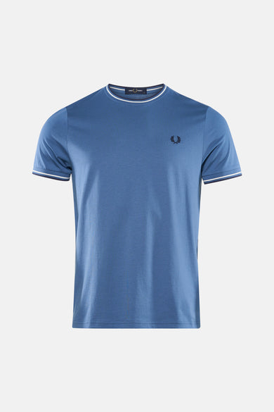 T-shirt bleu à manches courtes de FRED PERRY, avec col et bordures de manches rayés, logo brodé sur la poitrine.