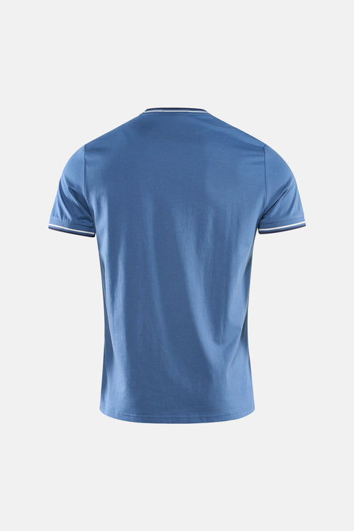 T-shirt bleu à manches courtes de FRED PERRY, avec des rayures blanches et marine au niveau du col et des manches, vue de dos.