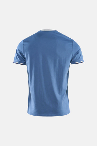T-shirt bleu à manches courtes de FRED PERRY, avec des rayures blanches et marine au niveau du col et des manches, vue de dos.