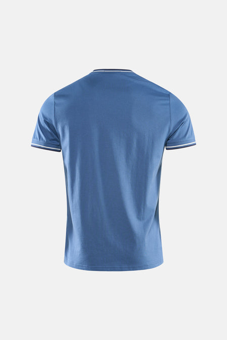 T-shirt bleu à manches courtes de FRED PERRY, avec des rayures blanches et marine au niveau du col et des manches, vue de dos.