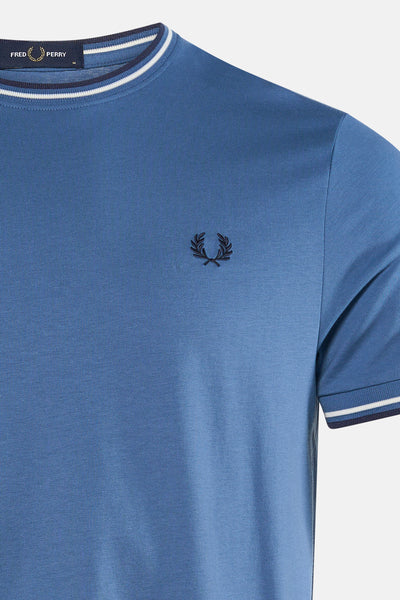 Blauwe T-shirt met korte mouwen van Fred Perry, met gestreepte kraag en mouwboorden.