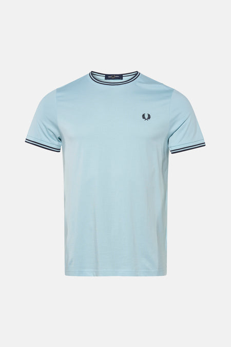 T-shirt bleu à manches courtes de FRED PERRY, avec rayures contrastées au col et aux manches, logo brodé sur la poitrine.