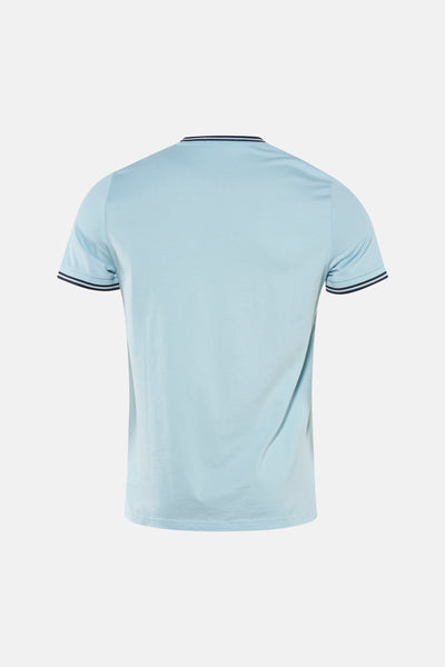 T-shirt bleu à manches courtes de FRED PERRY, avec col et bordures de manches rayés, vue arrière.

