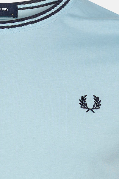Blauw T-shirt met korte mouwen van FRED PERRY, met gestreepte kraag en geborduurd logo.