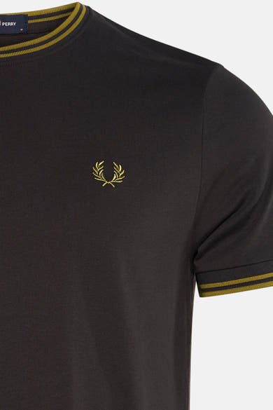 T-shirt à manches courtes gris, de Fred Perry, avec finitions rayées au col et aux manches, et logo brodé.