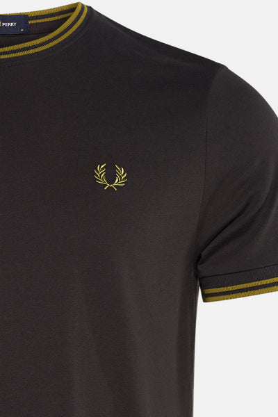 T-shirt à manches courtes gris, de Fred Perry, avec finitions rayées au col et aux manches, et logo brodé.