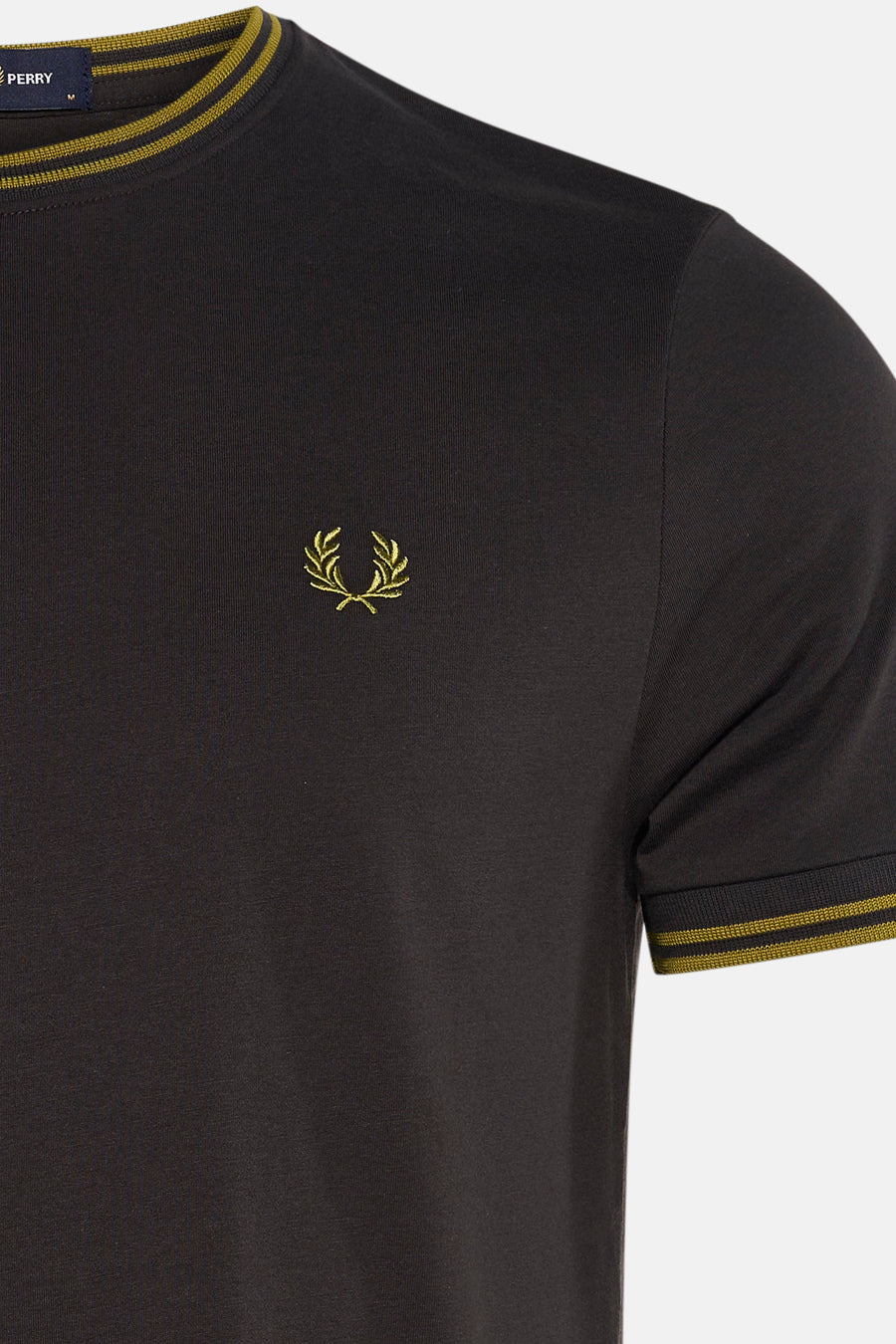 T-shirt à manches courtes gris, de Fred Perry, avec finitions rayées au col et aux manches, et logo brodé.