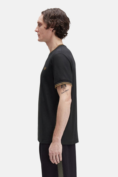 Zwart T-shirt met korte mouwen van FRED PERRY, met contrasterende strepen op de kraag en mouwen en geborduurd patroon.