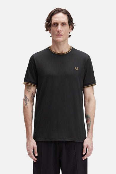Zwart T-shirt met korte mouwen van Fred Perry, met contrasterende biesjes aan de kraag en mouwen, en geborduurd logo.