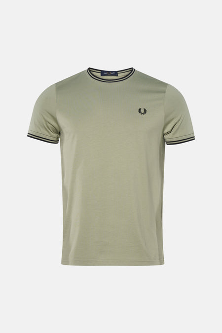 T-shirt vert à manches courtes de Fred Perry, avec col et bordures rayés noirs, logo brodé.