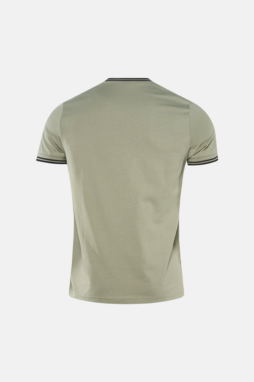 T-shirt vert de FRED PERRY, manches courtes à bordures rayées, vue de dos.
