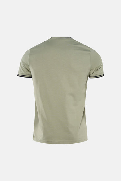 T-shirt vert de FRED PERRY, manches courtes à bordures rayées, vue de dos.
