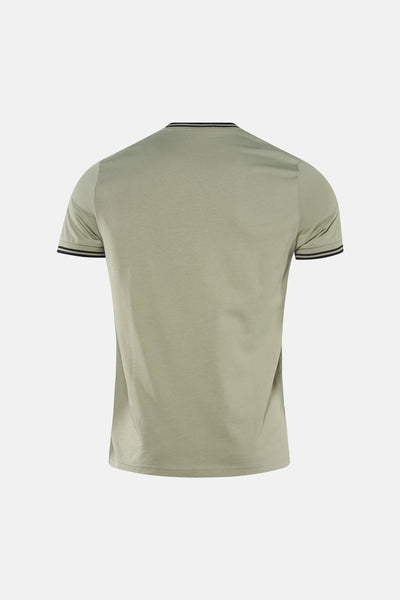 T-shirt vert de FRED PERRY, manches courtes à bordures rayées, vue de dos.
