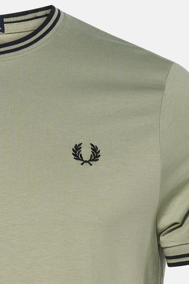 T-shirt vert à manches courtes de Fred Perry, orné d'un logo brodé et d'une bordure rayée au col.