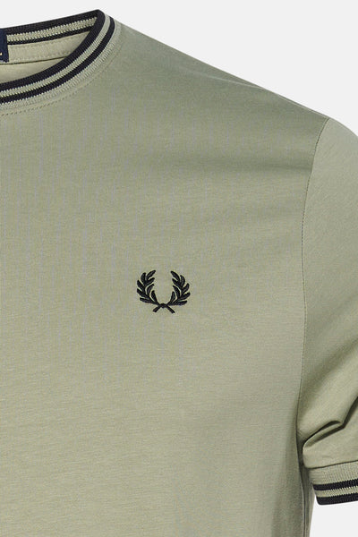 Groen T-shirt met korte mouwen van Fred Perry, versierd met een geborduurd logo en een gestreepte rand aan de kraag.