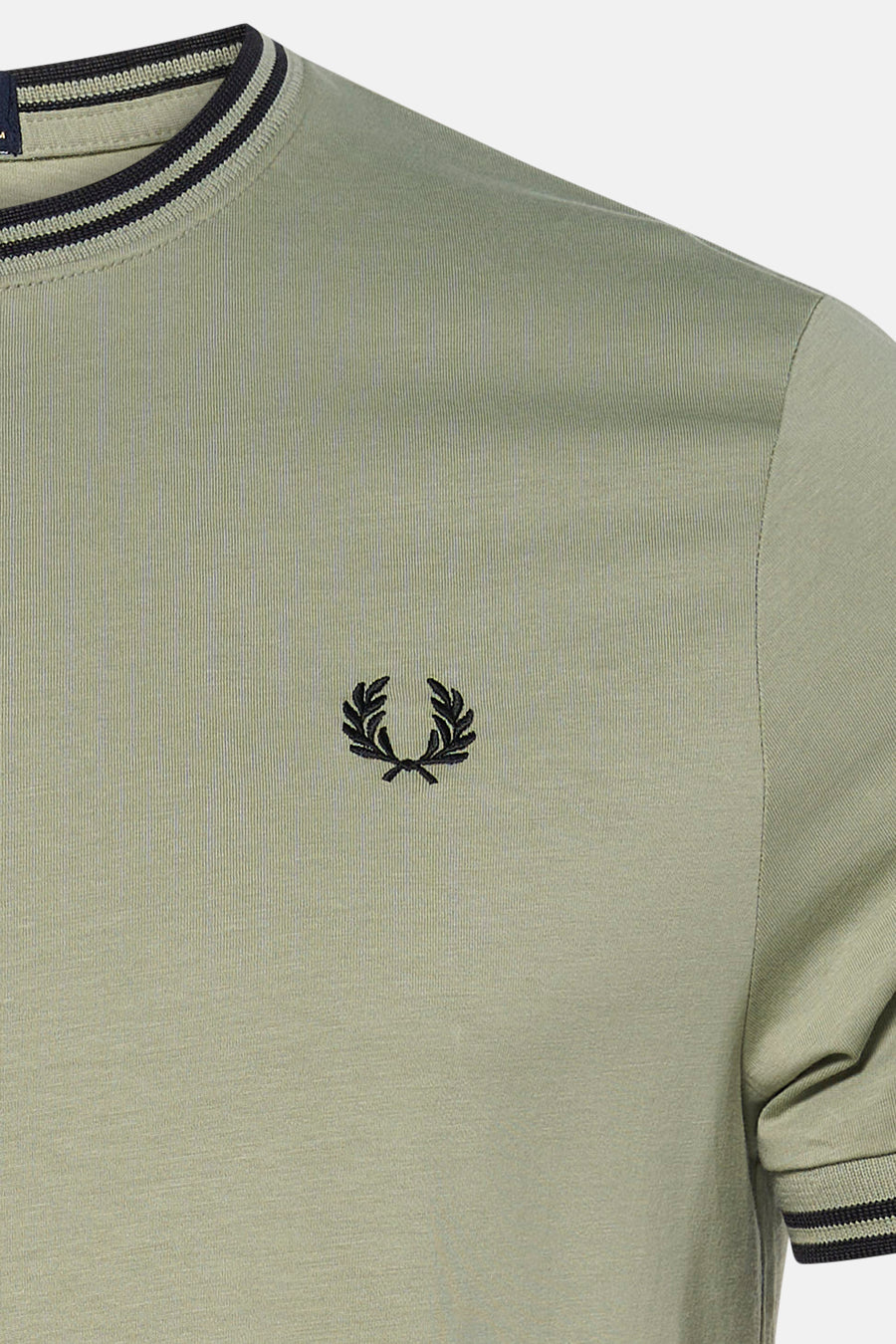T-shirt vert à manches courtes de Fred Perry, orné d'un logo brodé et d'une bordure rayée au col.