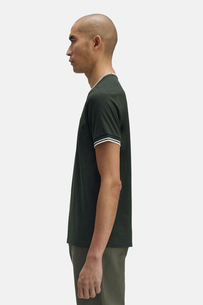 Groen T-shirt met korte mouwen van FRED PERRY, gestreepte kraag en mouwen, van opzij gezien.