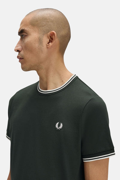 Groen T-shirt met korte mouwen van Fred Perry, kraag en mouwen met witte strepen, geborduurd logo op de borst.