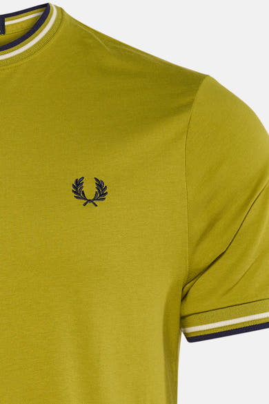 T-shirt à manches courtes vert par Fred Perry, avec col et bords des manches rayés contrastants et logo brodé.