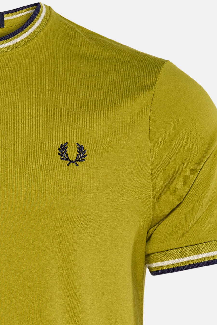 T-shirt à manches courtes vert par Fred Perry, avec col et bords des manches rayés contrastants et logo brodé.