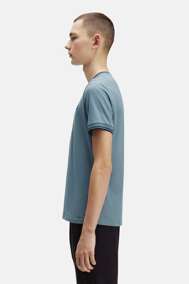 Blauw T-shirt met korte mouwen van FRED PERRY, met contrasterende biezen bij de kraag en mouwen.