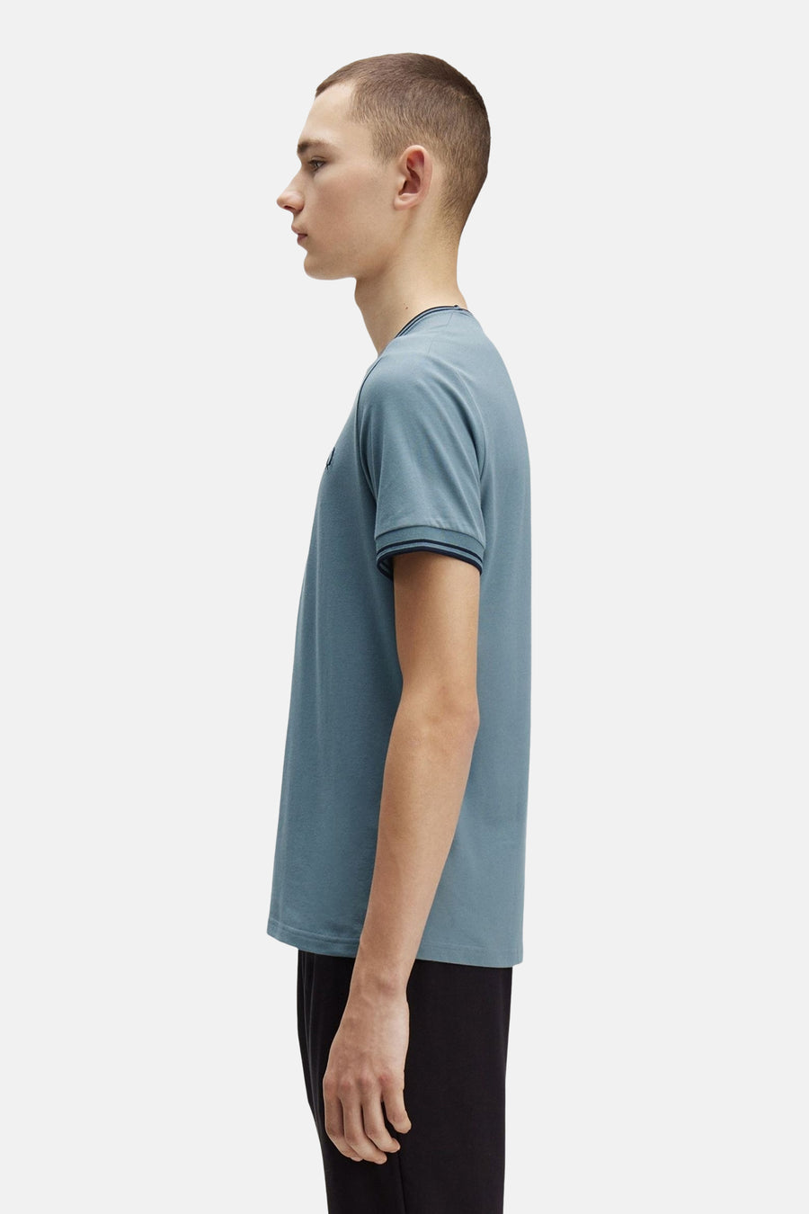 Blauw T-shirt met korte mouwen van FRED PERRY, met contrasterende biezen bij de kraag en mouwen.