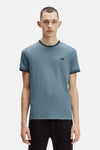 Blauw T-shirt met korte mouwen van FRED PERRY, gestreepte ronde hals, discreet logo op de borst, gedragen met een zwarte broek.