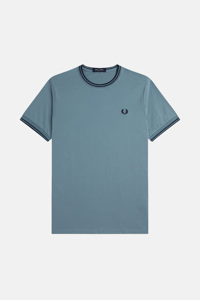Blauwe T-shirt met korte mouwen van Fred Perry met contrasterende kraag en mouwboorden, geborduurd logo.