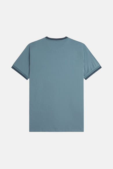 Blauw T-shirt met korte mouwen van FRED PERRY, met ronde hals en marineblauwe strepen op de mouwen en de kraag.