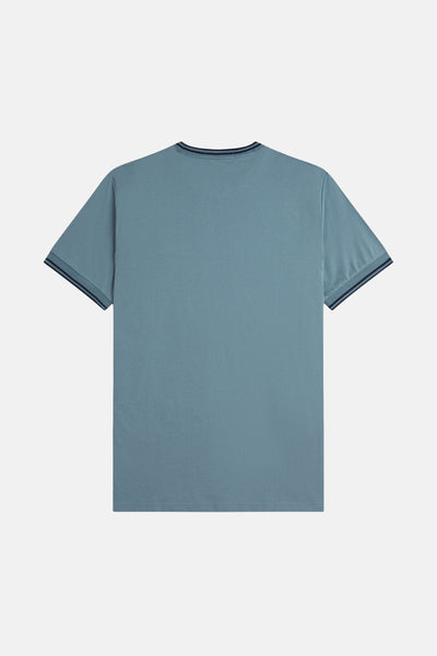 Blauw T-shirt met korte mouwen van FRED PERRY, met ronde hals en marineblauwe strepen op de mouwen en de kraag.