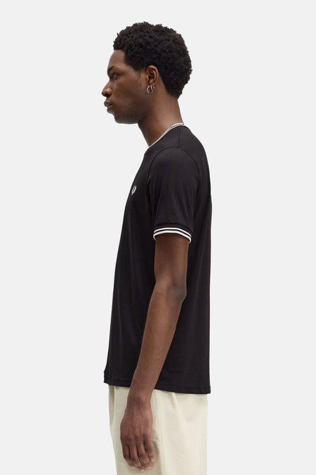 T-shirt à manches courtes noir de Fred Perry, avec un col et des manches contrastés.