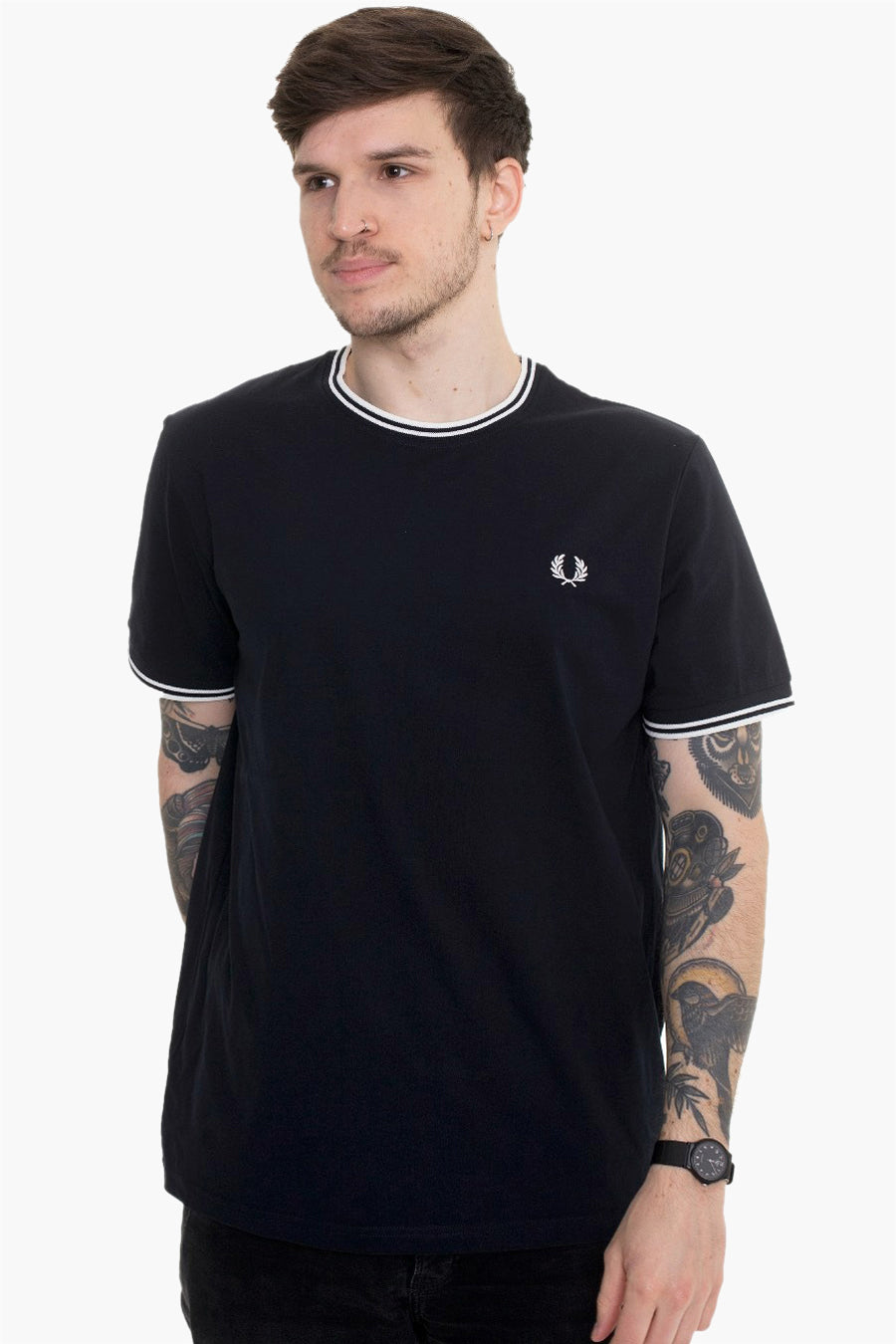 T-shirt bleu à manches courtes de FRED PERRY, avec finitions rayées blanches au col et aux manches, et logo brodé.