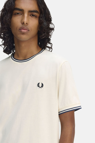 Ecru T-shirt met korte mouwen van Fred Perry, met gestreepte kraag en mouwboorden.